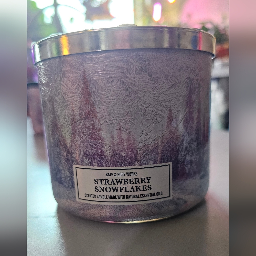 Strawberry snowflakes candle